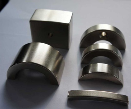 饱和磁感应强度大小影响因素有哪些